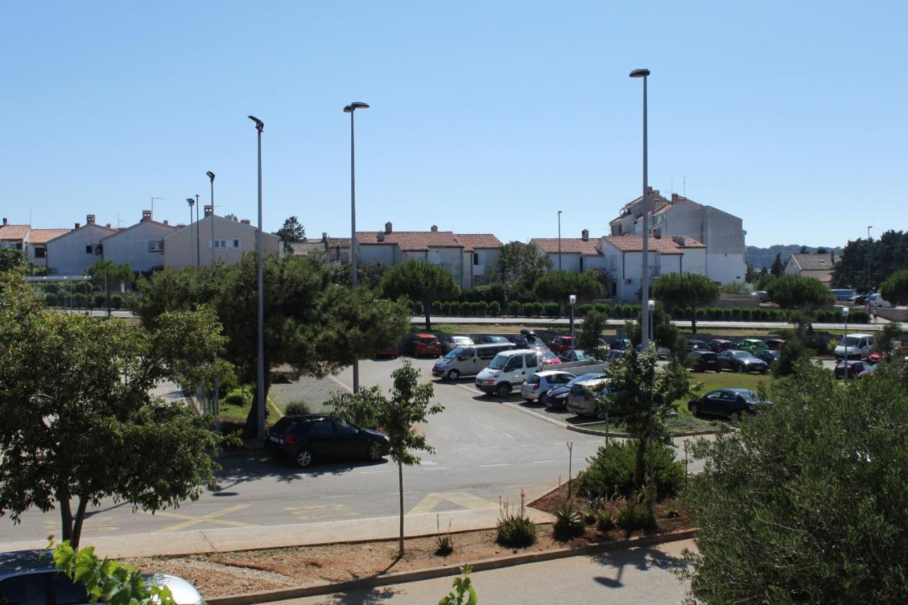 Apartments With A Parking Space مالي لوشينغْ المظهر الخارجي الصورة